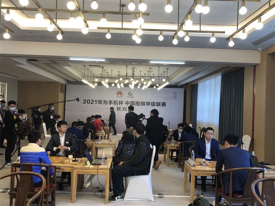 　　　　《王的盛宴》完成了一次梦魇式的汗青论述，固然，若是你对扑朔迷离的汗青布景和人物关系不敷熟习，很难一遍看大白（这真的不是一部文娱片子）。